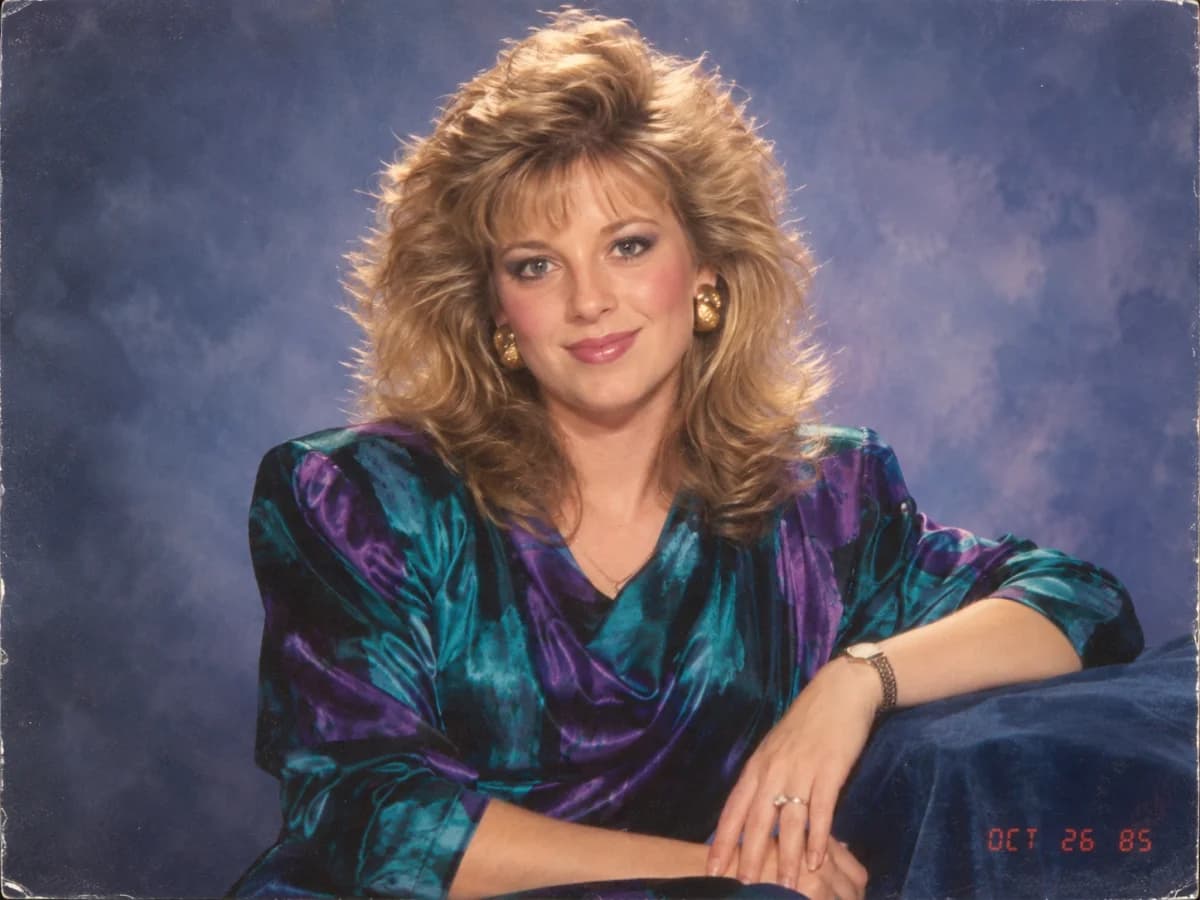 Classic studio portrait 1980s AI photo prompt example